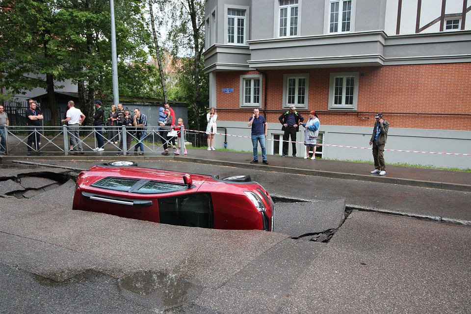 Главные новости калининграда. В Германии провалилась машина. Машина провалилась в Калининграде. Машина провалилась в асфальт в Калининграде. Провал дороги в Калининграде.