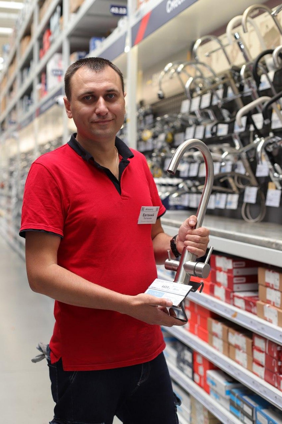 продавец консультант сантехники. магазин сантехники продавцы унитазы. продавец сантехники. продавец в магазине сантехники. продавец в магазине сантехники.
